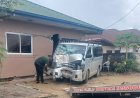 Busje met hoge snelheid ramt woning aan Agnoriaweg