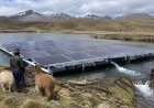 Inheemse gemeenschap in Peru installeert 34 drijvende zonnepanelen om irrigatiewater op te po