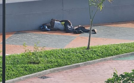 MINISTERIES LATEN DAKLOZEN IN DE KOU STAAN