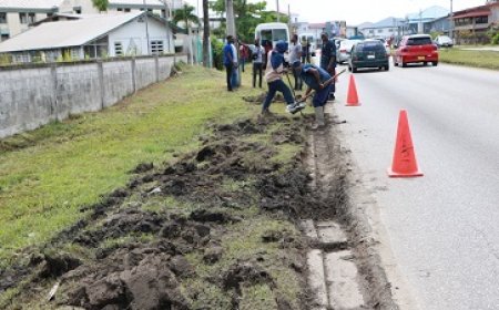 OGA voert schoonmaakwerkzaamheden uit aan rioleringen in Paramaribo
