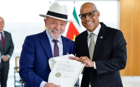 Ambassadeur Antonius biedt geloofsbrieven aan Lula da Silva aan