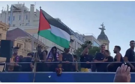 Lamine Yamal zwaait met Palestijnse vlag tijdens Barça-feest