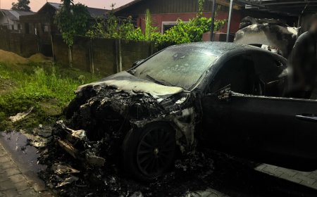 Twee voertuigen uitgebrand aan Emile Meinzakstraat; politie vermoedt brandstichting