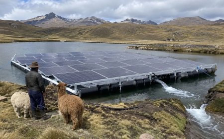 Inheemse gemeenschap in Peru installeert 34 drijvende zonnepanelen om irrigatiewater op te po
