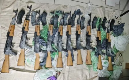 Tien AK-47 geweren ontdekt langs openbare weg in Corentyne