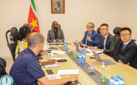 Techbedrijf Huawei bespreekt nieuwe software met minister Misiekaba