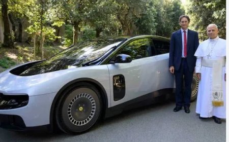 Ferrari toont elektrische superwagen aan paus Leo XIV