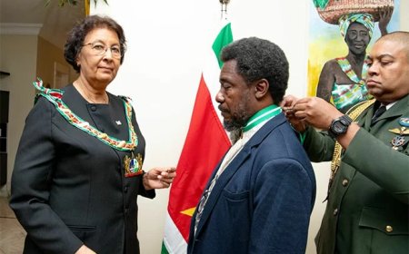 President Simons onderscheidt Surinaamse wetenschapper Rudi van Els in Brazilië