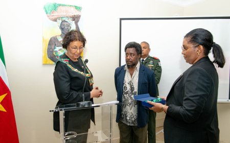 President Simons onderscheidt Surinaamse academicus Van Els in Brazilië