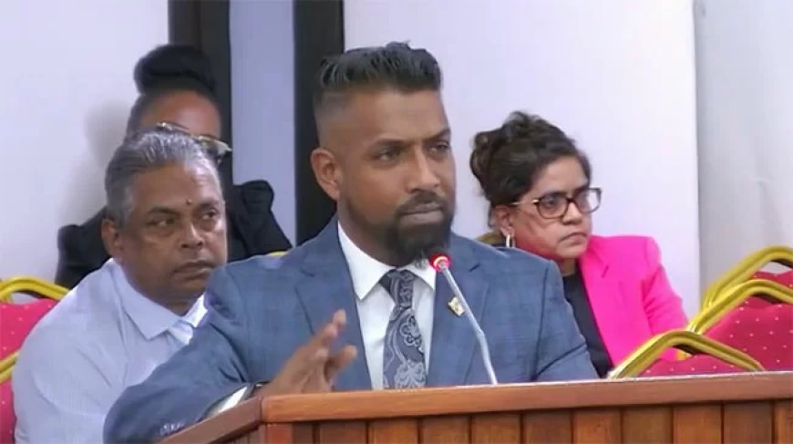 Coalitie en oppositie keren zich tegen Monorath om ‘Saya-affaire’