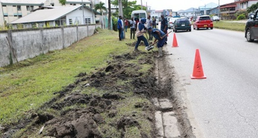 OGA voert schoonmaakwerkzaamheden uit aan rioleringen in Paramaribo