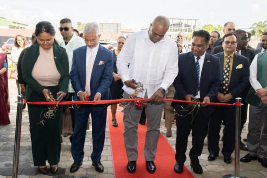 India draagt fruitverwerkingsinstallatie over aan Suriname