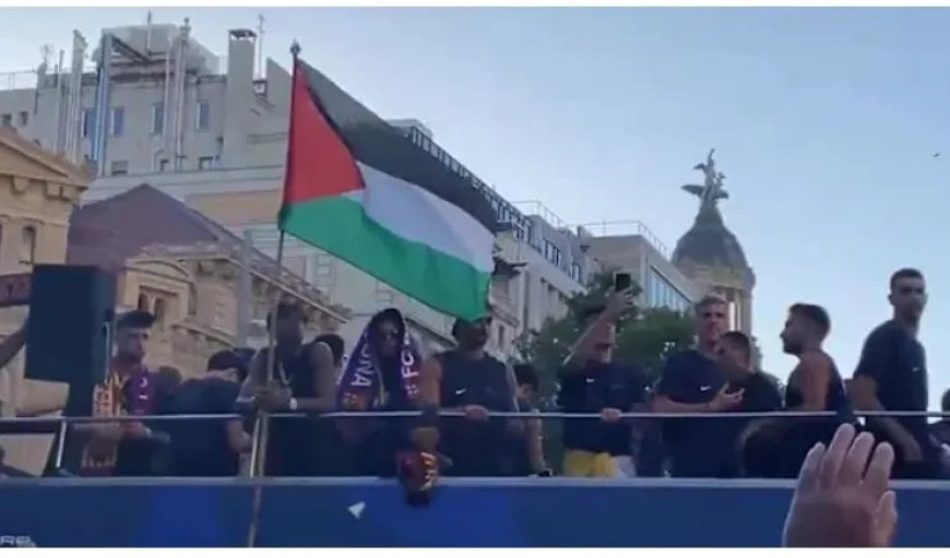Lamine Yamal zwaait met Palestijnse vlag tijdens Barça-feest