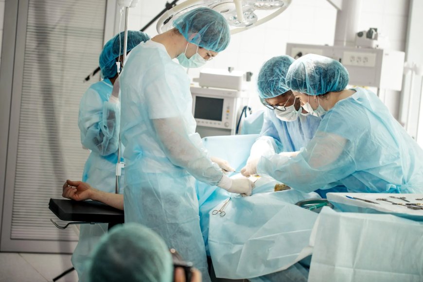Artsen verwijderen gigantische haarbal uit maag tiener