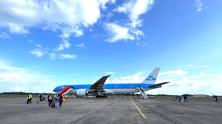 KLM compenseert gestrande passagiers na chaos op Zanderij door tekort aan luchtverkeersleider