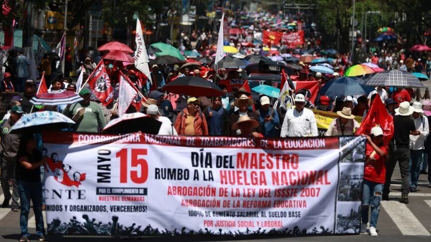 Duizenden leraren in Mexico demonstreren en dreigen met stakingen tijdens WK-voetbal