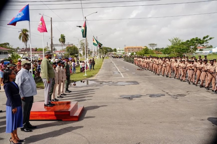 Kritiek in Guyana op ‘respectloos’ beeld van president Ali – Klederdracht onwaardig