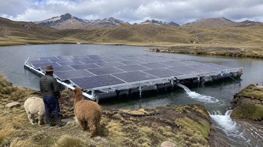 Inheemse gemeenschap in Peru installeert 34 drijvende zonnepanelen om irrigatiewater op te po
