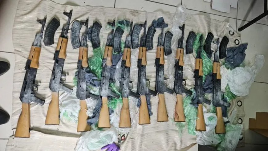 Tien AK-47 geweren ontdekt langs openbare weg in Corentyne