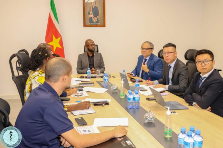 Techbedrijf Huawei bespreekt nieuwe software met minister Misiekaba