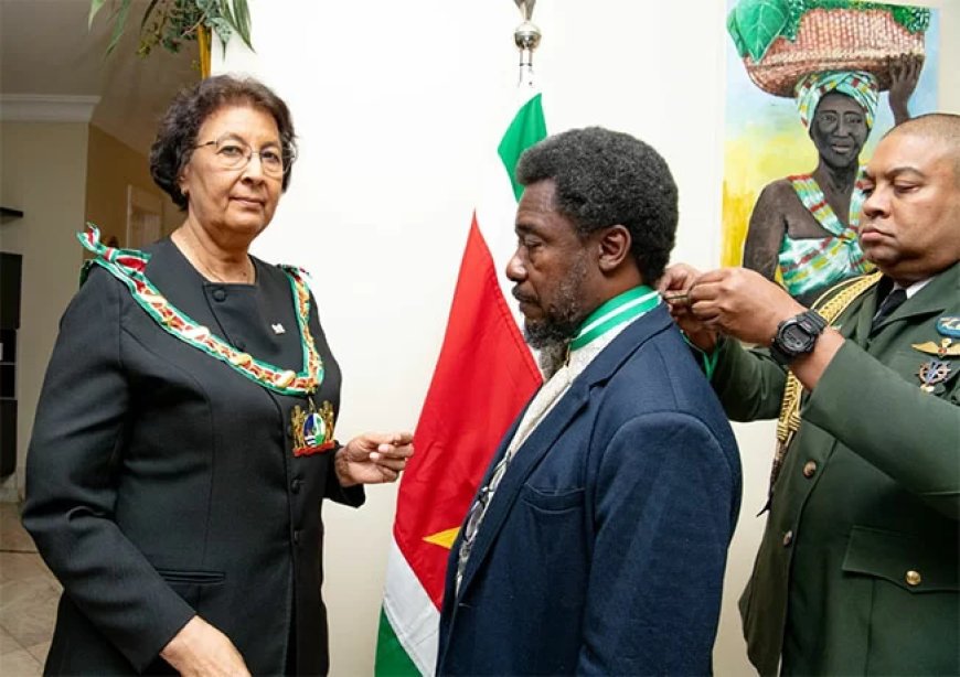 President Simons onderscheidt Surinaamse wetenschapper Rudi van Els in Brazilië