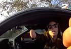 Opmerkelijk – Vrouw in VS beboet voor rijden met telefoon in rechterhand, terwijl ze geen rec