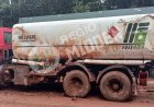 Tankwagen met 19.000 liter benzine slaat over de kop