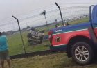 Auto belandt op kop op terrein JAP-luchthaven