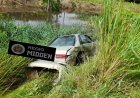 Auto belandt in kanaal na aanrijding op Tout Lui Fautkanaalweg