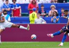 Mbappé schiet Frankrijk langs Irak na lange onweersonderbreking