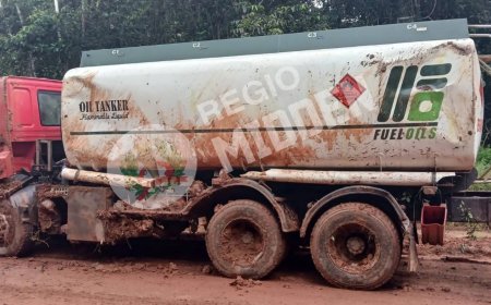 Tankwagen met 19.000 liter benzine slaat over de kop