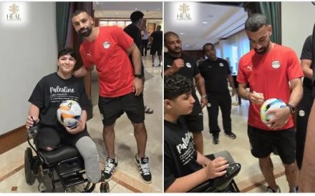 Salah steunt jonge Gaza-patiënt en schenkt WK-bal