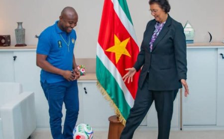 STVS doet WK-aftrap met symbolische overdracht sportmateriaal aan president