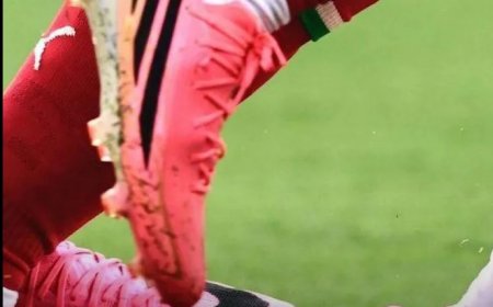 Waarom draagt bijna elke speler roze schoenen op het WK?