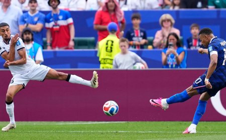 Mbappé schiet Frankrijk langs Irak na lange onweersonderbreking