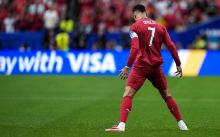 Ronaldo schrijft WK-geschiedenis bij Portugese 5-0-zege op Oezbekistan