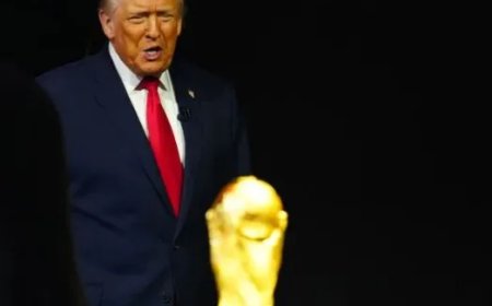 Trump reikt WK-beker uit