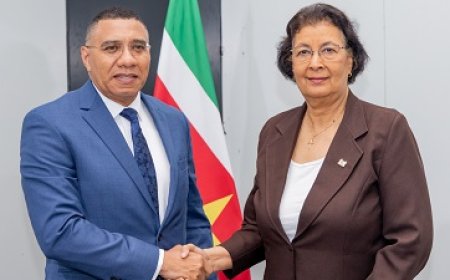 Jamaicaanse premier prijst Suriname om voorbereidingen op olie- en gasindustrie