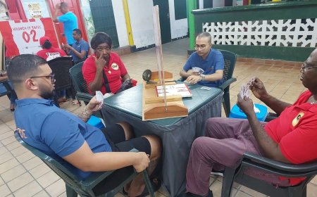 Kampoe 2 met baunie langs Charity