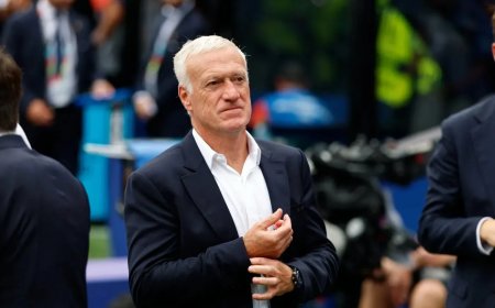 Deschamps keert terug na afscheid van moeder