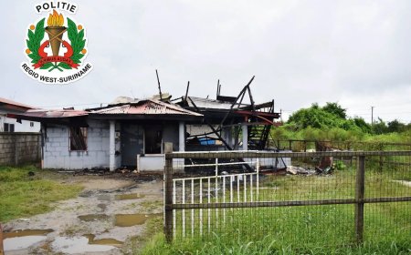 Hoogbouwwoning in Nieuw Nickerie volledig door brand verwoest