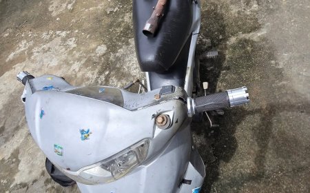 Politie Nickerie neemt tijdens surveillance gemodificeerde uitlaatpijp bromfiets in beslag