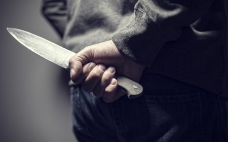 Arbeider steekt werkgever neer en vlucht met auto en geld