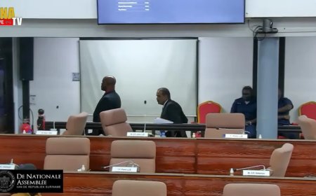 De ‘slechtste voorzitter ooit’ zet ‘kleuter’ de vergaderzaal uit