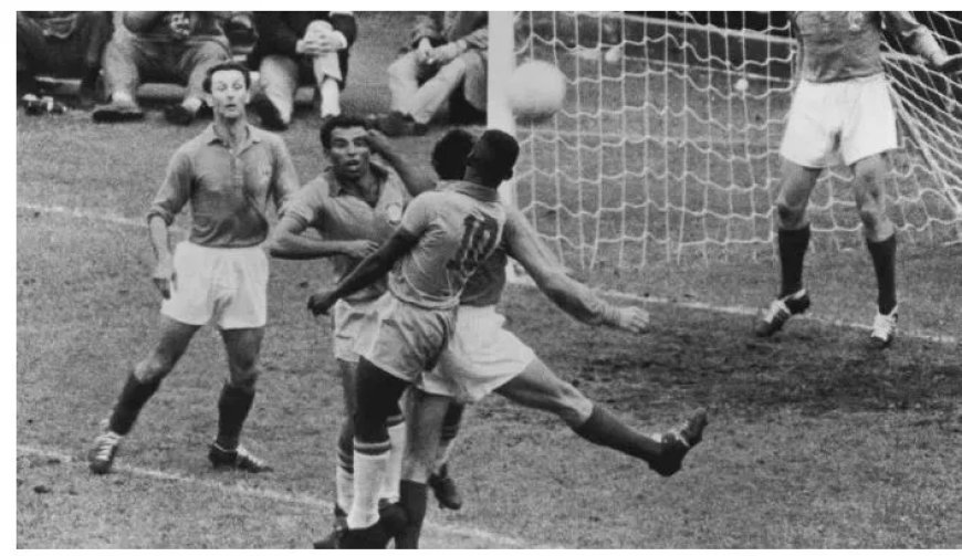 Historisch wk-shirt van pelé onder de hamer