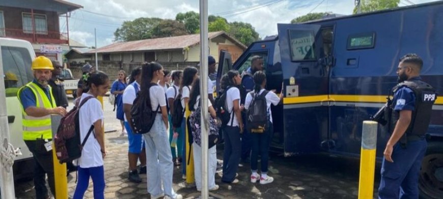 Leerlingen Wanica leren hoofdstad kennen tijdens speurtocht ‘Ontdek Paramaribo’