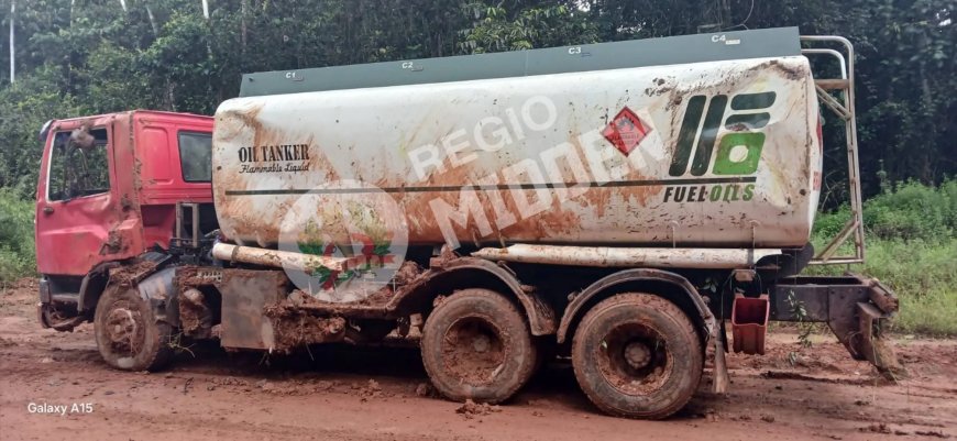 Tankwagen met 19.000 liter benzine slaat over de kop