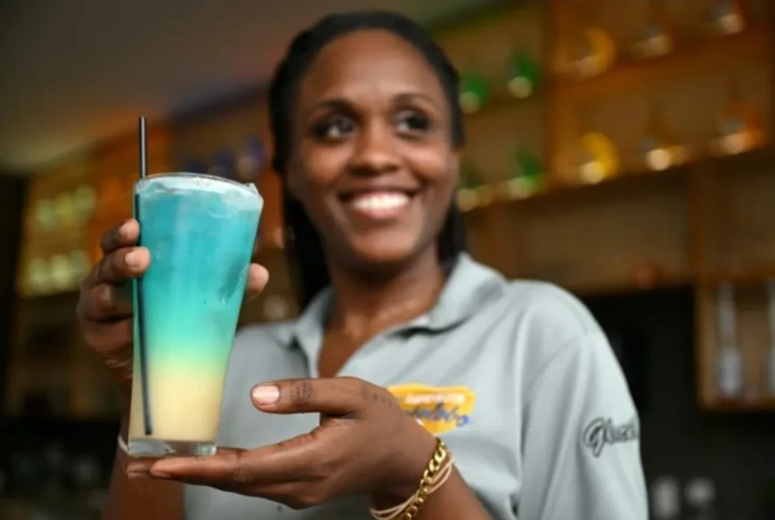 WIST U DAT: Blue Curaçao-likeur helemaal niet blauw is?