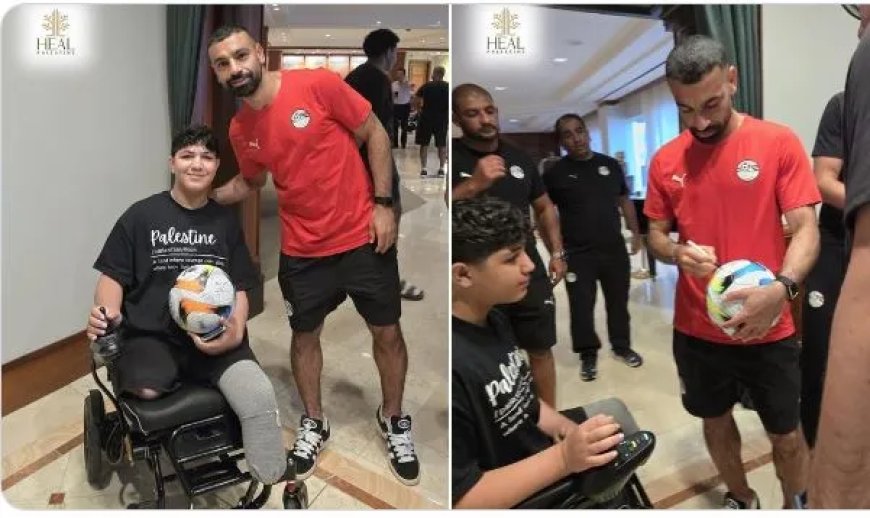 Salah steunt jonge Gaza-patiënt en schenkt WK-bal