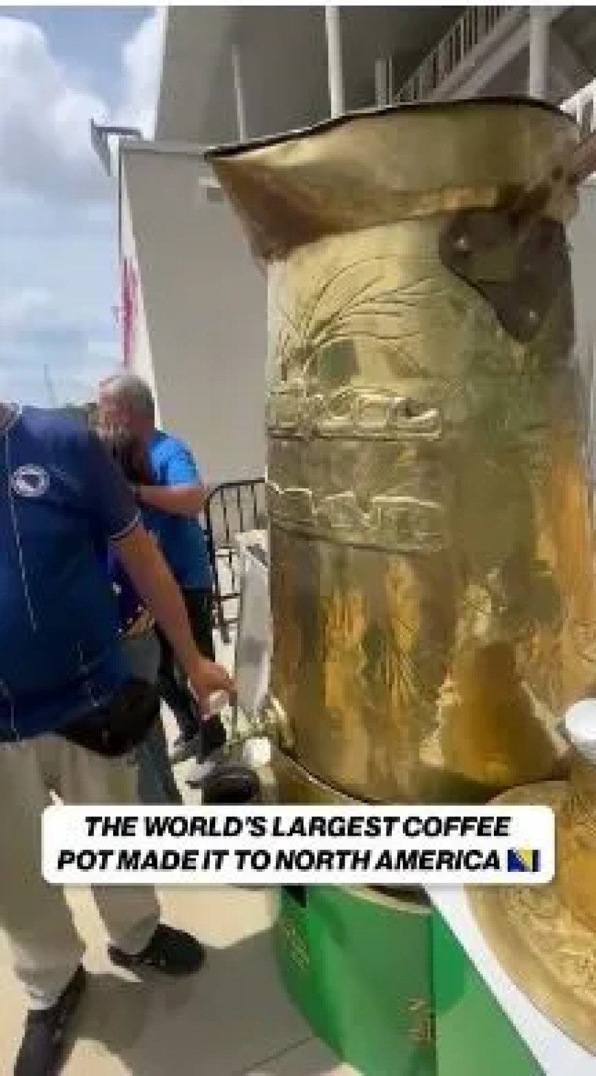 Gigantische Bosnische koffiepot reist mee naar WK